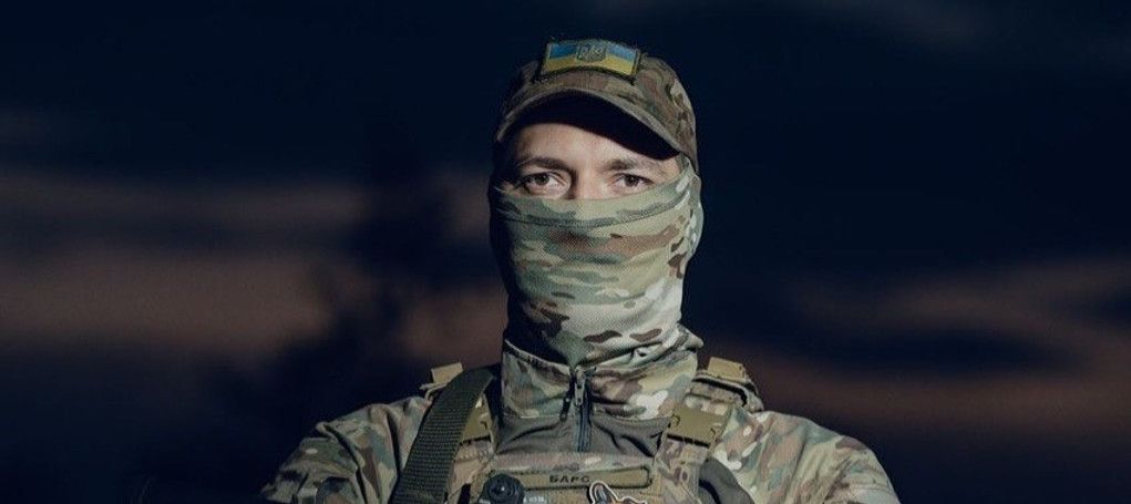 Портрет солдата у камуфляжі з прапором України